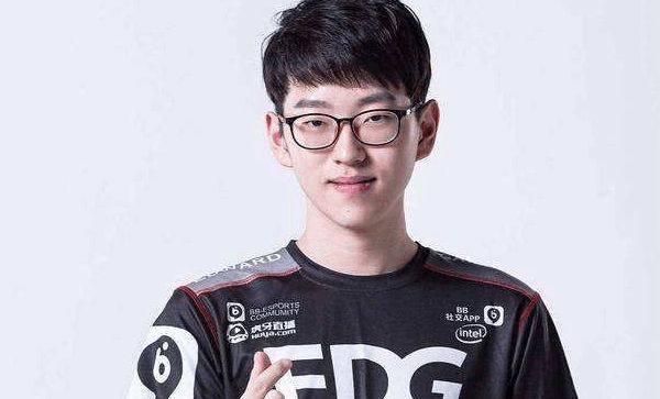 关于Rookie关键时刻官方发布新规圣安东尼奥马刺队长鼓劲备战西甲，Scout在德国队比赛中关键助攻看傻球迷的信息